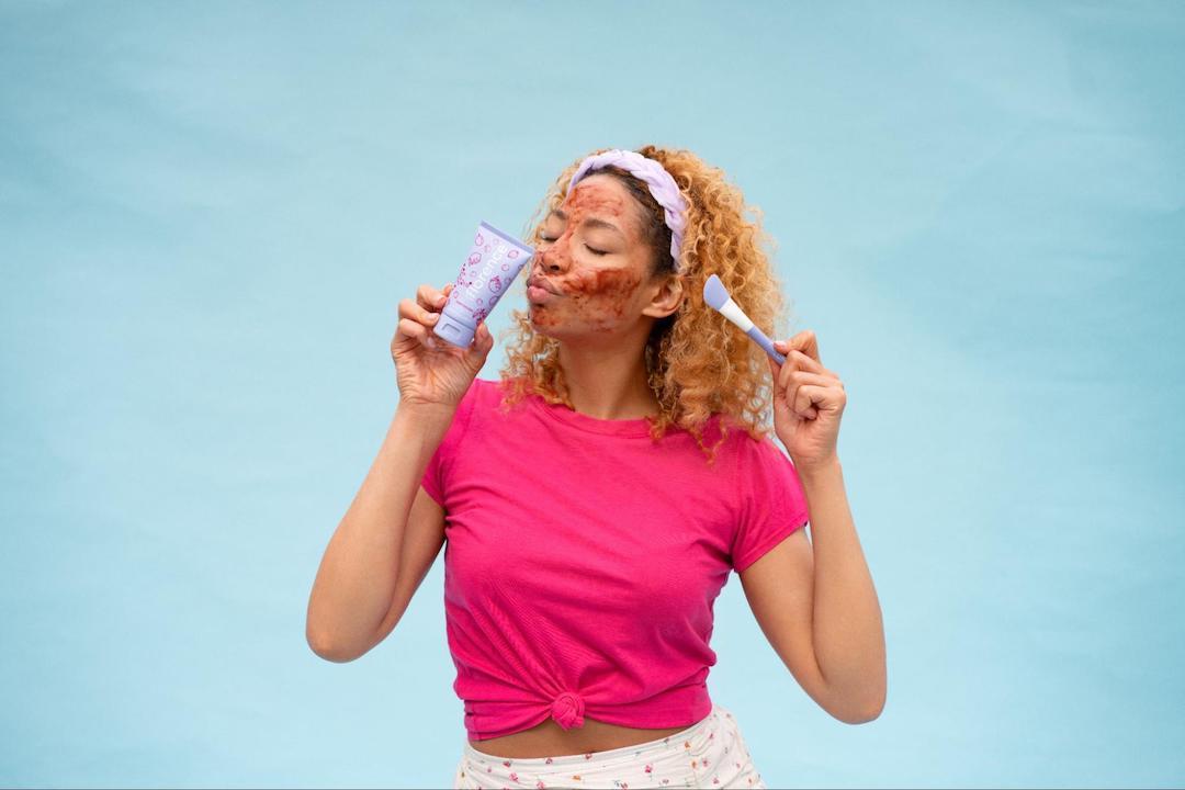 How to Use A Face Mask Brush